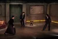 KAAT神奈川芸術劇場プロデュース「出口なし」より。（撮影：大河内禎）