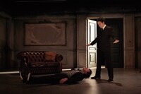 KAAT神奈川芸術劇場プロデュース「出口なし」より。（撮影：大河内禎）