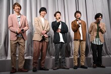 左から相葉雅紀、松本潤、大野智、櫻井翔、二宮和也。