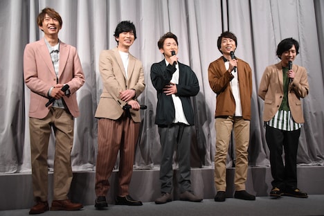 左から相葉雅紀、松本潤、大野智、櫻井翔、二宮和也。
