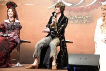 スタッフの持ってきた靴を履かせてもらった浦井健治（中央）。