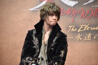 真剣な表情で上田一豪のコメントに聞き入る浦井健治。