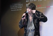 頬の傷をなぞりながら「笑う男」を歌唱する、グウィンプレン役の浦井健治。