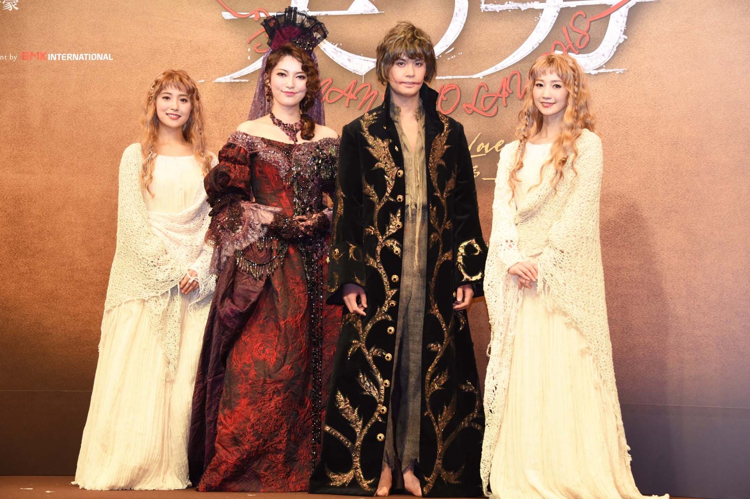 左から衛藤美彩、朝夏まなと、浦井健治、夢咲ねね。