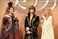 宝塚歌劇団時代の思い出を語り合う朝夏まなと（左）、夢咲ねね（右）。