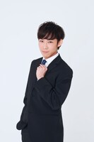 岩井役の葉山昴。