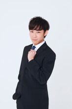 岩井役の葉山昴。