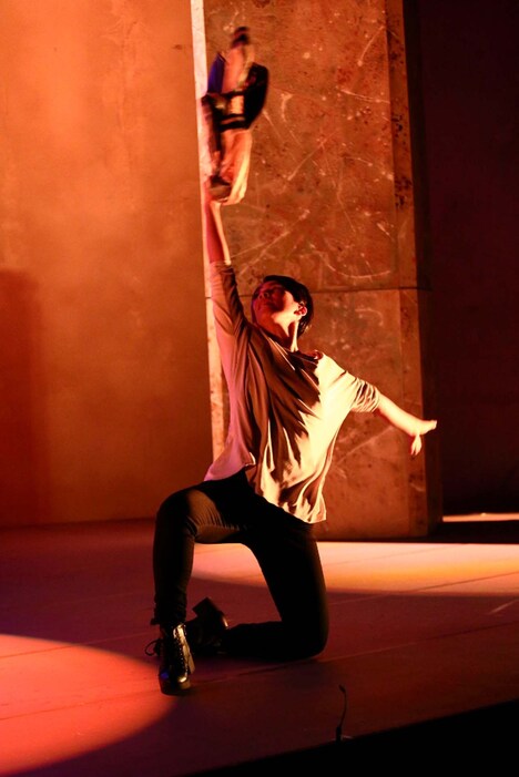 流山児★事務所「雨の夏、三十人のジュリエットが還ってきた」より。