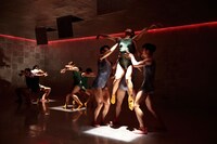 Noism1 実験舞踊 vol.1「R.O.O.M.」より。（撮影：篠山紀信）