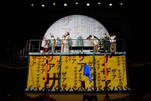 範宙遊泳「うまれてないからまだしねない」より。（撮影：鈴木竜一朗）