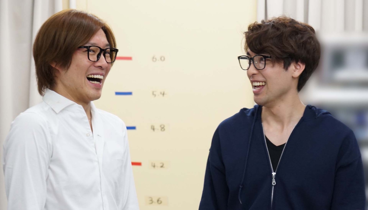 ミュージカル「イヴ・サンローラン」稽古場より、左から東山義久、海宝直人。
