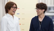 ミュージカル「イヴ・サンローラン」稽古場より、左から東山義久、海宝直人。