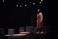 はえぎわ「桜のその薗～ミワクの鳥が踊る町の山の川の果ての鈴鳴る滝で一人龍を征す～」より。（撮影：ウメサワミユキ）