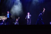 「剣舞とタップ」パフォーマンスの様子。