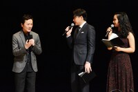 左から影山雄成氏、吉村崇（平成ノブシコブシ）、ロバータ。