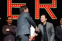 影山雄成氏と握手を交わすペリー・キー。