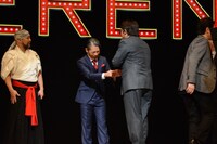 HIDEBOHと握手を交わすペリー・キー。