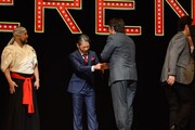 HIDEBOHと握手を交わすペリー・キー。