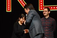 マリアノ・レオッタの通訳と握手を交わすペリー・キー。