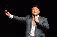 サングラスをはずすペリー・キー。