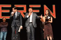 コメント中に歌い始めるペリー・キー。