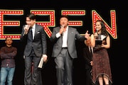 コメント中に歌い始めるペリー・キー。