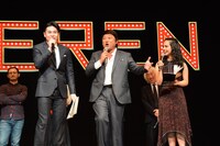 コメント中に歌い始めるペリー・キー。