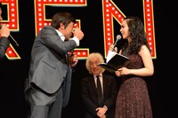 「目がキレイ！」と、ロバータ（右）を褒めるペリー・キー（左）。