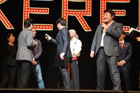 ペリー・キー（舞台右）に「興味深い！」とコメントするマリアノ・レオッタ（舞台奥）。