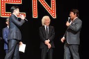 高平哲郎(中央)のヘアスタイルを褒めるペリー・キー(右)。