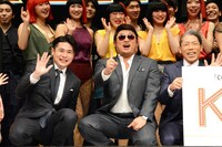 フォトセッション中に「エイジア ナンバーワン！」と叫ぶペリー・キー（前列中央）。