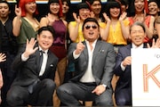 フォトセッション中に「エイジア ナンバーワン!」と叫ぶペリー・キー(前列中央)。