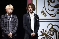 左からJUKIYA、上野貴博。