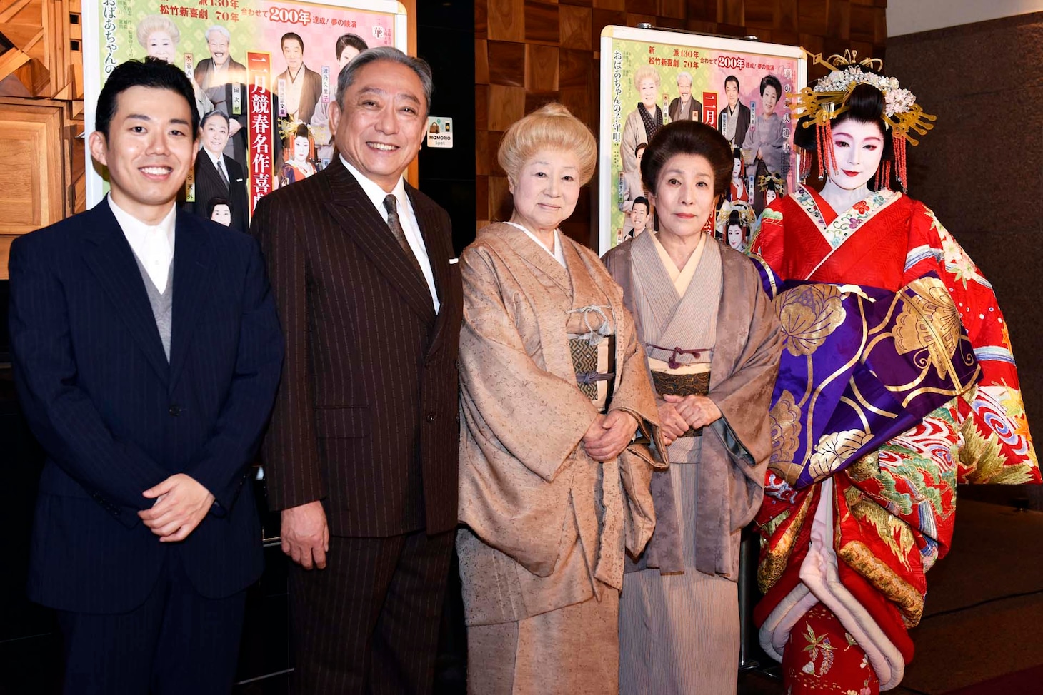 左から藤山扇治郎、渋谷天外、水谷八重子、波乃久里子、藤原紀香。