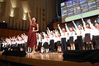 「わたしは未来」を合唱する児童。
