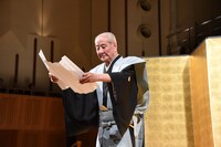 野村萬による祝詞奏上の様子。