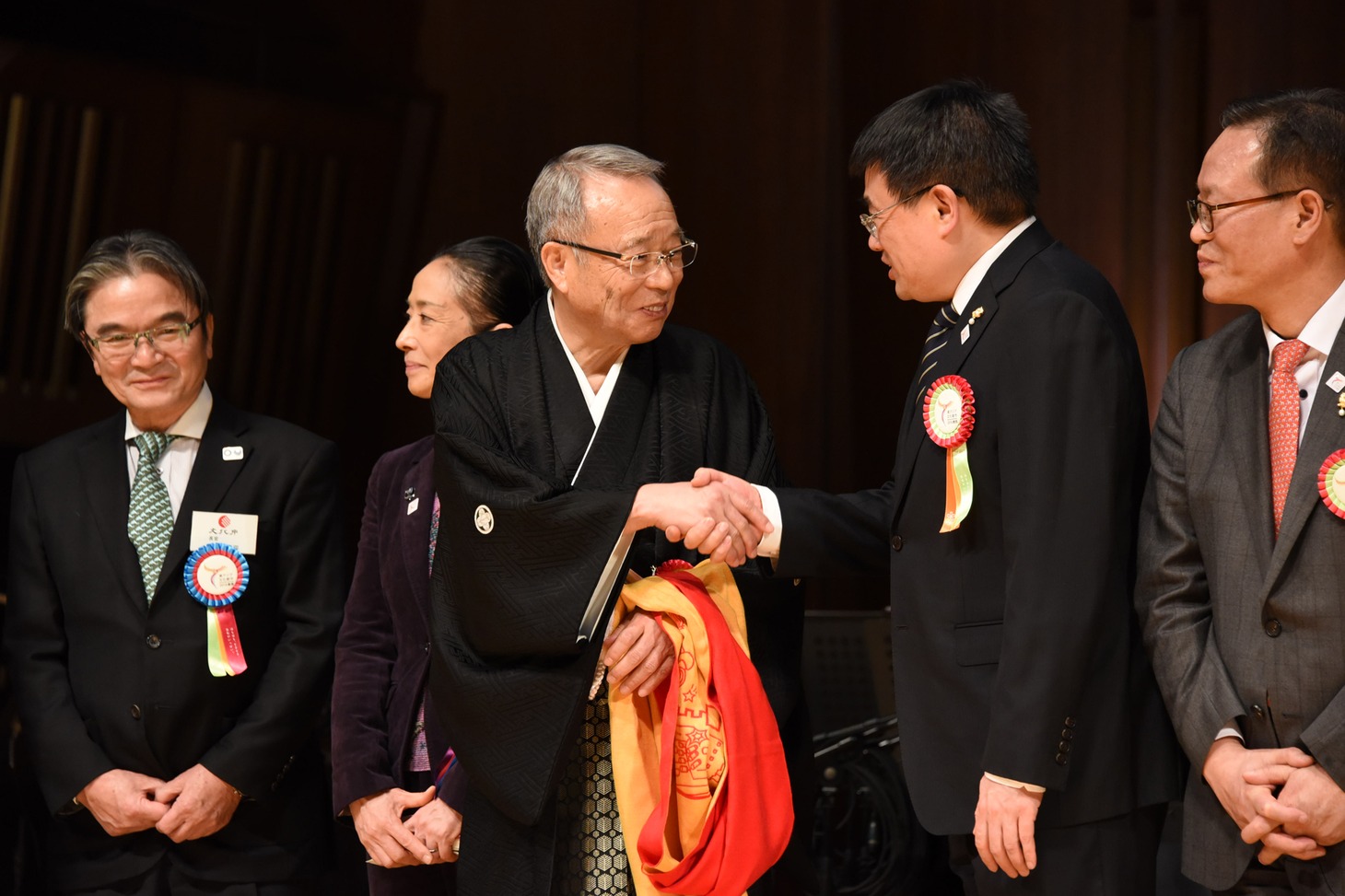 握手を交わす高野之夫豊島区長（中央左）と中国・西安市の徐明非副市長（中央右）。