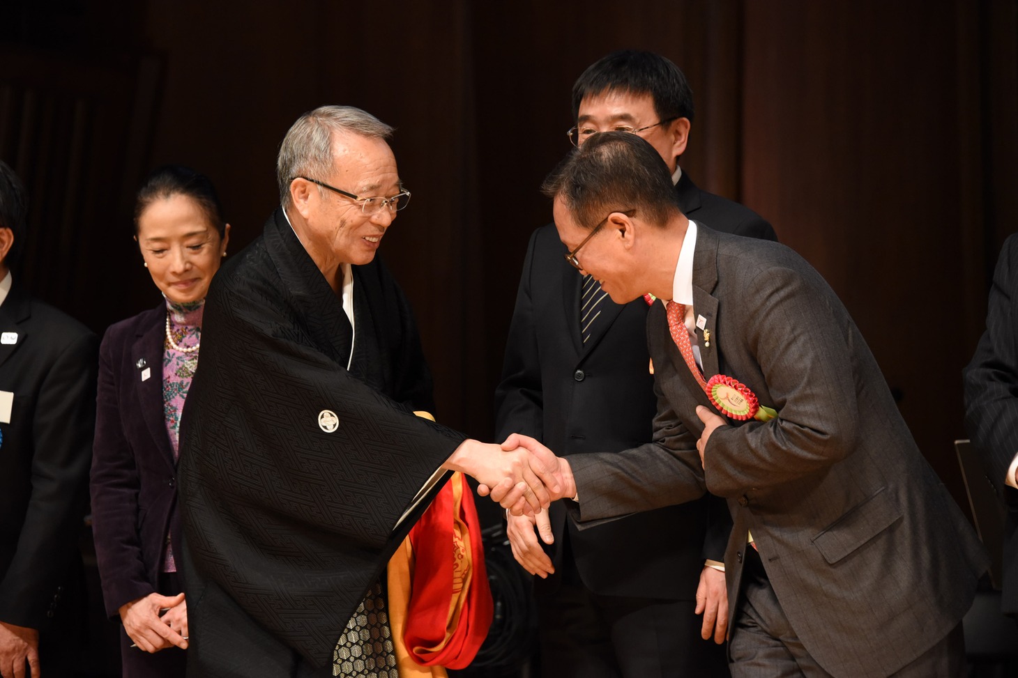 握手を交わす高野之夫豊島区長（中央左）と韓国・仁川広域市の朴俊夏副市長（中央右）。