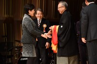 握手を交わす小池百合子東京都知事（中央左）と高野之夫豊島区長（中央右）。