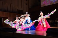 仁川市立舞踊団によるパフォーマンスの様子。