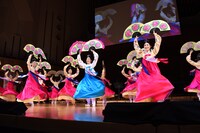 仁川市立舞踊団によるパフォーマンスの様子。