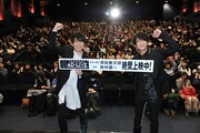 映画「ドキュメンターテイメント AD-LIVE」初日舞台挨拶より、左から鈴村健一、津田健次郎。