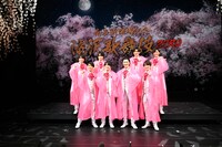 前列左から向井康二、深澤辰哉、岩本照、渡辺翔太。後列左から佐久間大介、宮舘涼太、目黒蓮、阿部亮平。