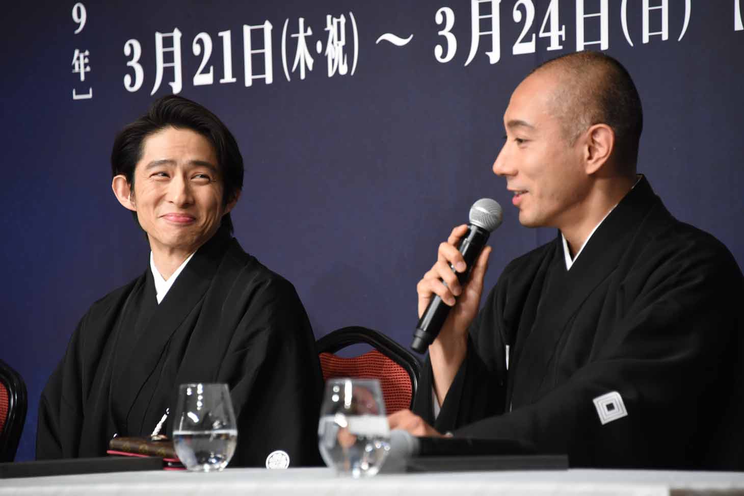 V6がデビューしたとき、「この人一番カッコいいなと思った」と三宅健の印象を語る市川海老蔵（右）と苦笑する三宅（左）。