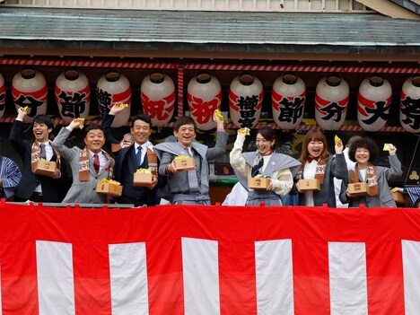 豆をまく「めんたいぴりり~博多座版~未来永劫編」の出演者たち。