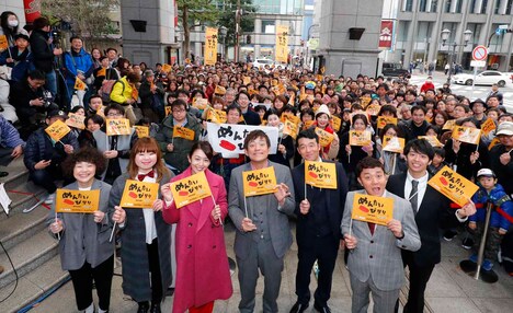 イベントに集まったファンと「めんたいぴりり~博多座版~未来永劫編」の出演者たち。