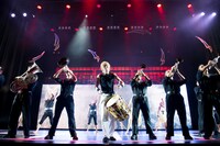 「ブラスト！」過去公演より、石川直（中央）。