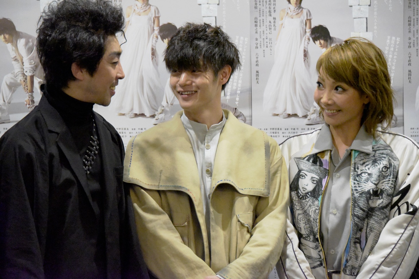 左から北村有起哉、窪田正孝、柚希礼音。