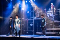 舞台「SORAは青い」より。（撮影：渡辺慎一）