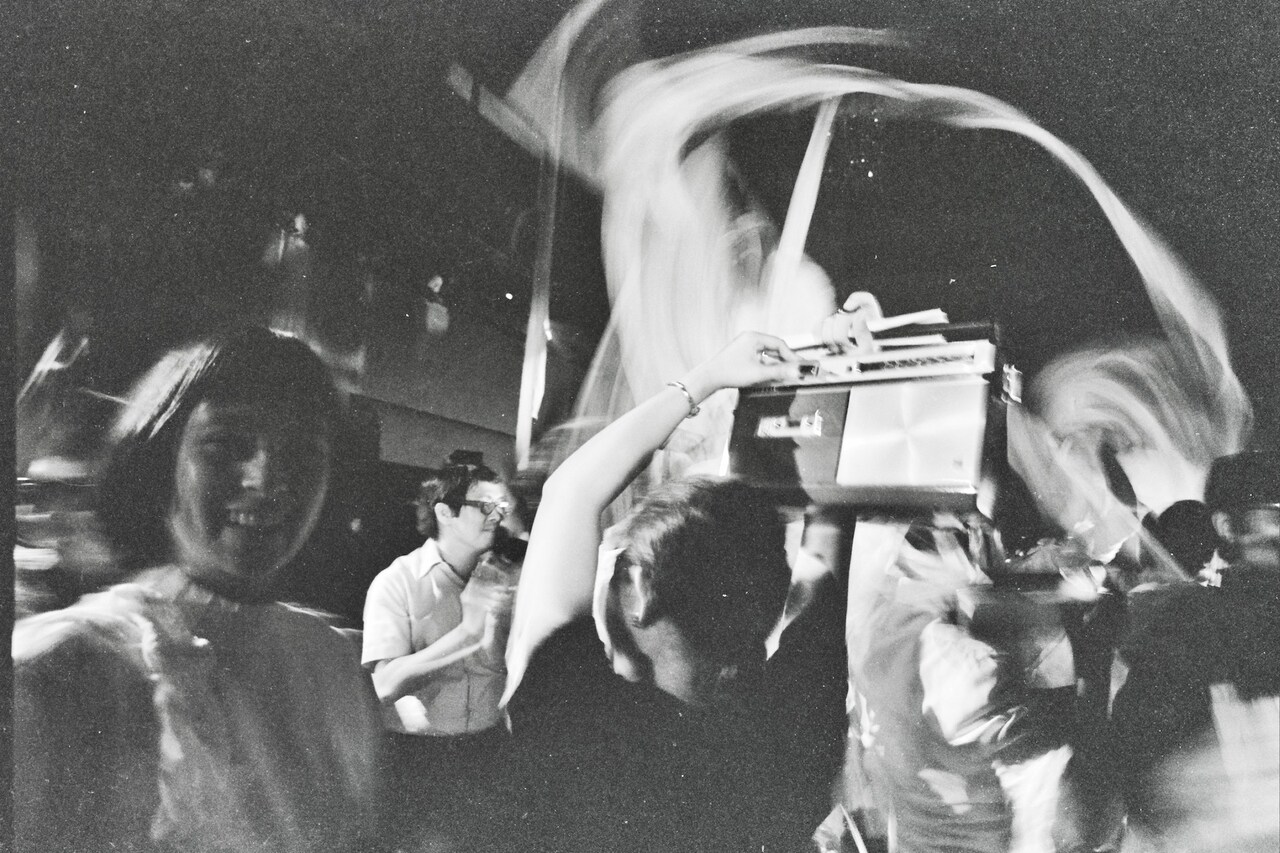 東野祥子＆カジワラトシオ「カセット100」カセットプレイヤー手に100人が回遊